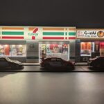 セブンイレブン ジオラマガレージ レビュー！リアルな商店街と路駐するミニカーを再現できる