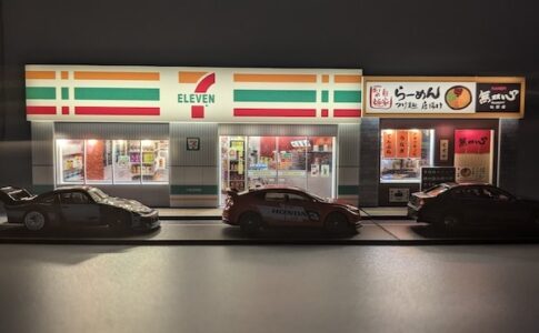 セブンイレブン ジオラマガレージ レビュー！リアルな商店街と路駐するミニカーを再現できる