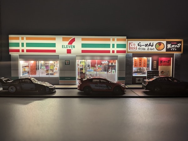 セブンイレブン ジオラマガレージ レビュー！リアルな商店街と路駐するミニカーを再現できる