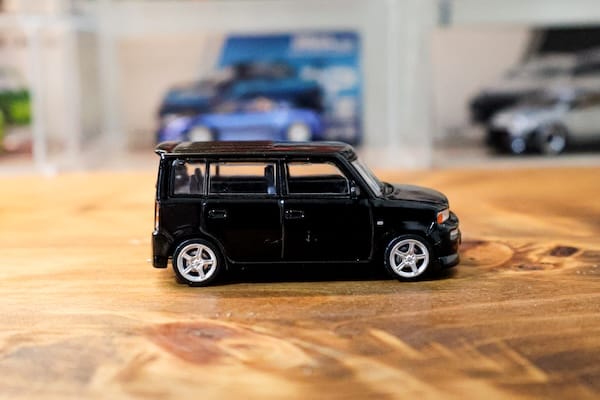 bBミニカーの決定版！DIECASTTEAM 1/64 トヨタ bB