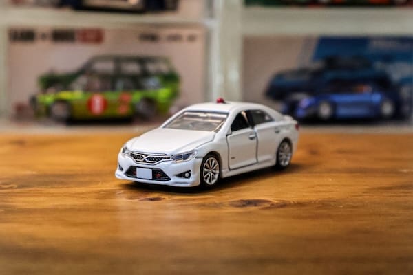 アクションが素晴らしい！トミカプレミアム 24 トヨタ マークX 覆面パトロールカー