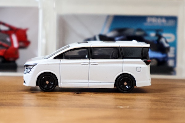 トミカ No.93 日産 エルグランド レビュー